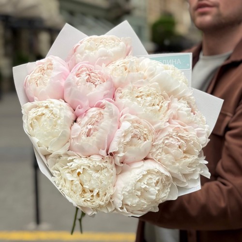 13 пионов сорта Gardenia в букете «Фарфоровая симфония»