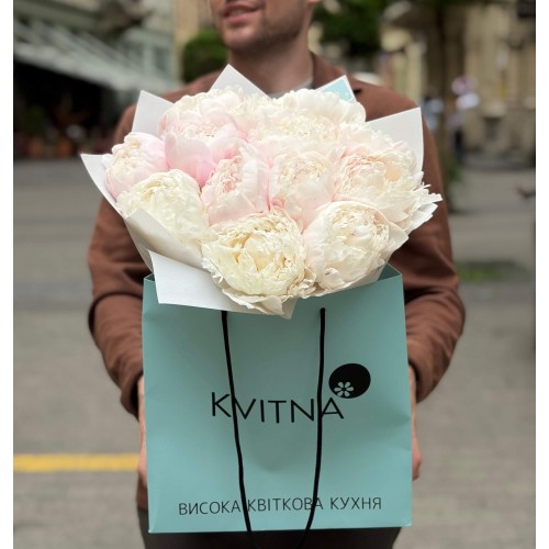13 пионов сорта Gardenia в букете «Фарфоровая симфония»