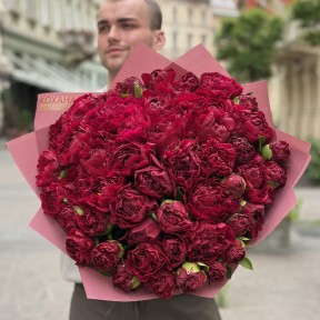 51 півонія сорту Armani у букеті «Її бажання»