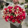 Розкішний букет із піоновидною кущовою трояндою Red Piano з танацетумом «Польове кохання»