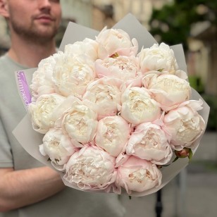 17 півоній Gardenia у букеті «Пухка чарівність»