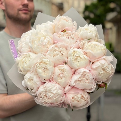 17 півоній Gardenia у букеті «Пухка чарівність»