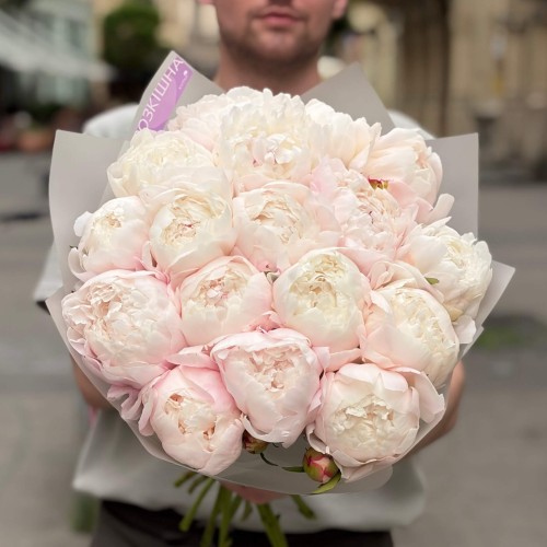 17 півоній Gardenia у букеті «Пухка чарівність»