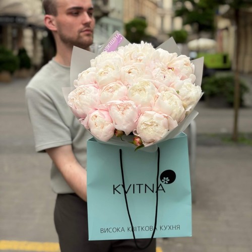 17 півоній Gardenia у букеті «Пухка чарівність»