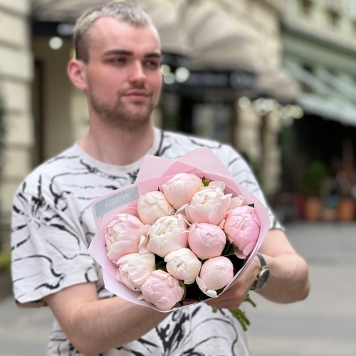 11 пастельних півоній Mother's Choice у букеті «Найніжніший зефір»