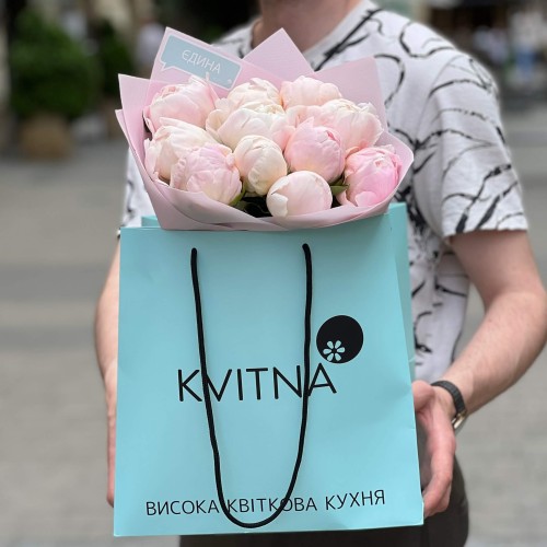 11 пастельних півоній Mother's Choice у букеті «Найніжніший зефір»