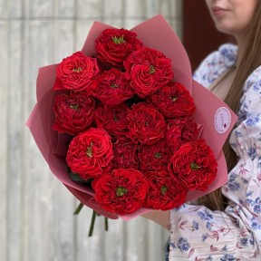 Мікс із 15 надзвичайних півонієпдібних троянд Red Eye i Red Monster у букеті «Гранатові кучері»