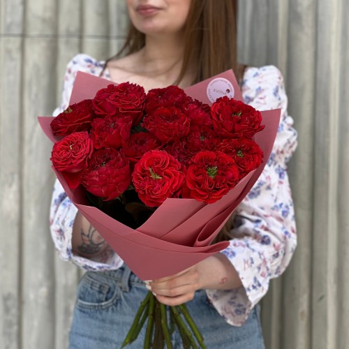 Микс из 15 необыкновенных пионовидных роз Red Eye и Red Monster в букете «Гранатовые кудри»