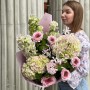 Романтический букет с гортензией, розами и нерине «Рассветный сад»
