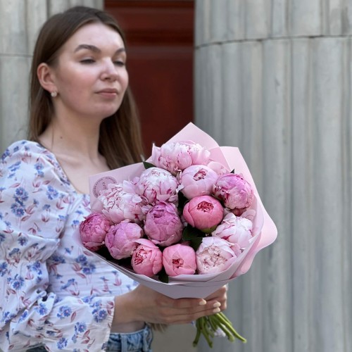 13 рожевих півоній сортів Sarah Bernhardt, Pietertje Vriend Wagenaar та Etched Salmon у букеті «Малиновий коктейль»