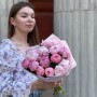 13 рожевих півоній сортів Sarah Bernhardt, Pietertje Vriend Wagenaar та Etched Salmon у букеті «Малиновий коктейль»
