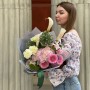 Яскравий пірамідальний букет з каллами та півоніями «Лінія щастя»