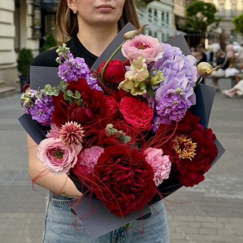 Контрастный красочный букет с пионами «Мелодия июня»