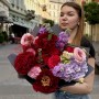 Контрастный красочный букет с пионами «Мелодия июня»
