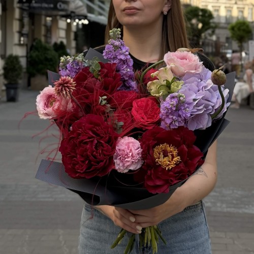 Контрастный красочный букет с пионами «Мелодия июня»