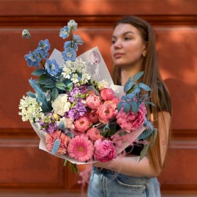 Чарівний букет із півоніями та дельфініумом «Матриця ніжності»