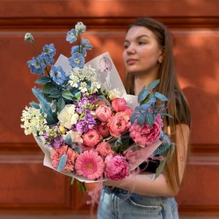 Очаровательный букет с пионами и дельфиниумом «Матрица нежности»