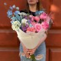 Очаровательный букет с пионами и дельфиниумом «Матрица нежности»