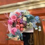 Очаровательный букет с пионами и дельфиниумом «Матрица нежности»