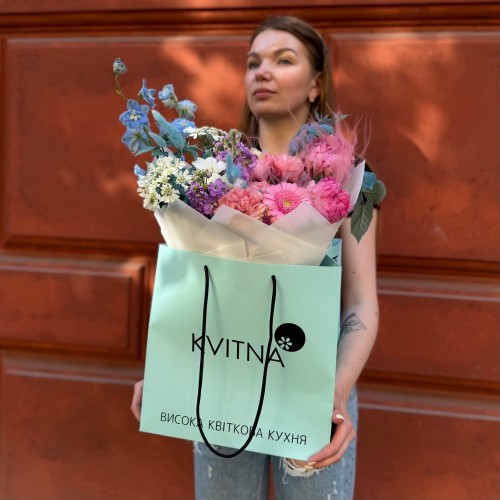 Очаровательный букет с пионами и дельфиниумом «Матрица нежности»