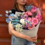 Очаровательный букет с пионами и дельфиниумом «Матрица нежности»