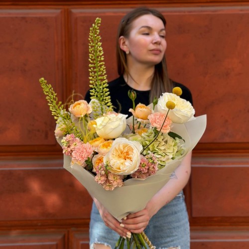 Warm bouquet with eremurus «Cream Sun»