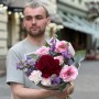 Цікавий букет із розкішною півонією «Загадковий вечір»