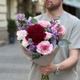 Цікавий букет із розкішною півонією «Загадковий вечір»