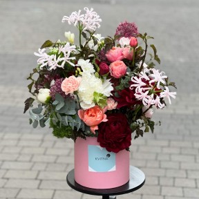 Luxurious Contrasting Box Arrangement with Peonies «Burgundy Evening»