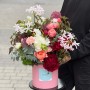 Роскошная контрастная композиция с пионами в коробке «Бургундский вечер»