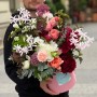 Роскошная контрастная композиция с пионами в коробке «Бургундский вечер»