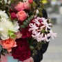 Роскошная контрастная композиция с пионами в коробке «Бургундский вечер»