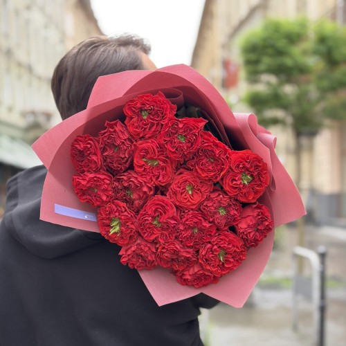 Микс из 19 роз сортов Red Eye и Red Monster в букете «Вишневые кудри»