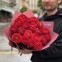 Микс из 19 роз сортов Red Eye и Red Monster в букете «Вишневые кудри»