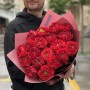 Микс из 19 роз сортов Red Eye и Red Monster в букете «Вишневые кудри»