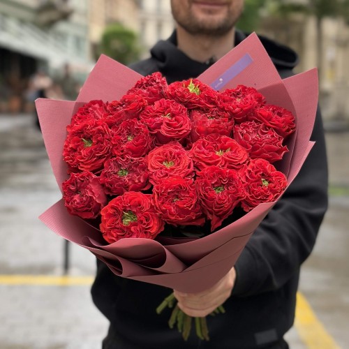 Микс из 19 роз сортов Red Eye и Red Monster в букете «Вишневые кудри»
