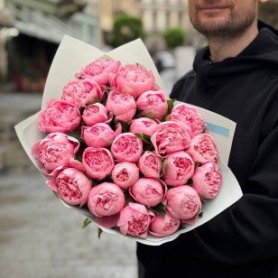 25 пионов сорта Etched Salmon в букете «Кварцевое облачко»