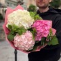 3 гортензії з малиновим листям у букеті «Ягідна пана-кота»