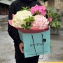 3 гортензії з малиновим листям у букеті «Ягідна пана-кота»