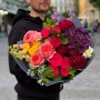 Красочный букет с пионовидными кустовыми розами «Тёмная галактика»