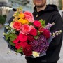 Красочный букет с пионовидными кустовыми розами «Тёмная галактика»
