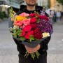Красочный букет с пионовидными кустовыми розами «Тёмная галактика»