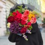 Красочный букет с пионовидными кустовыми розами «Тёмная галактика»