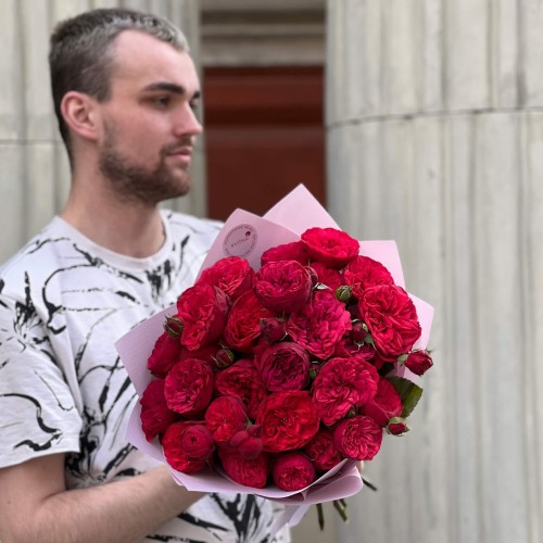 11 веток кустовой пионовидной розы Red Piano в букете «Смелое признание»