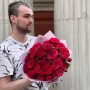 11 веток кустовой пионовидной розы Red Piano в букете «Смелое признание»