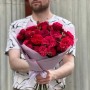 11 веток кустовой пионовидной розы Red Piano в букете «Смелое признание»