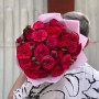 11 веток кустовой пионовидной розы Red Piano в букете «Смелое признание»