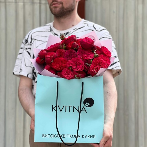 11 веток кустовой пионовидной розы Red Piano в букете «Смелое признание»