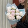 11 нежных пионов Mother's Choice в букете «Зефирное прикосновение»