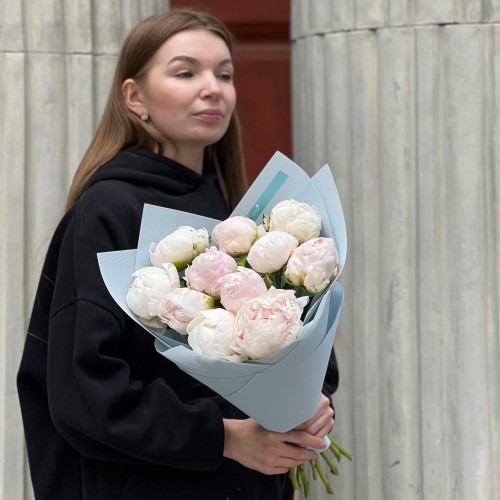 11 нежных пионов Mother's Choice в букете «Зефирное прикосновение»